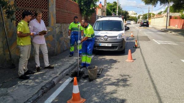 Los ediles supervisando la limpieza de imbornales en  la Calle Comandante Gómez Ortega